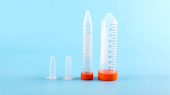 Los materiales consumibles del laboratorio graduaron el tubo de centrífuga de plástico cónico estéril de 50 ml